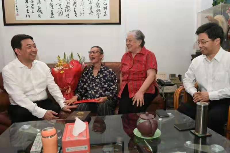 市委书记汪泉(左一)到天下劳模、人生就是博(中国区)官方网站公司退休老向导汪志钧家中探望.jpg