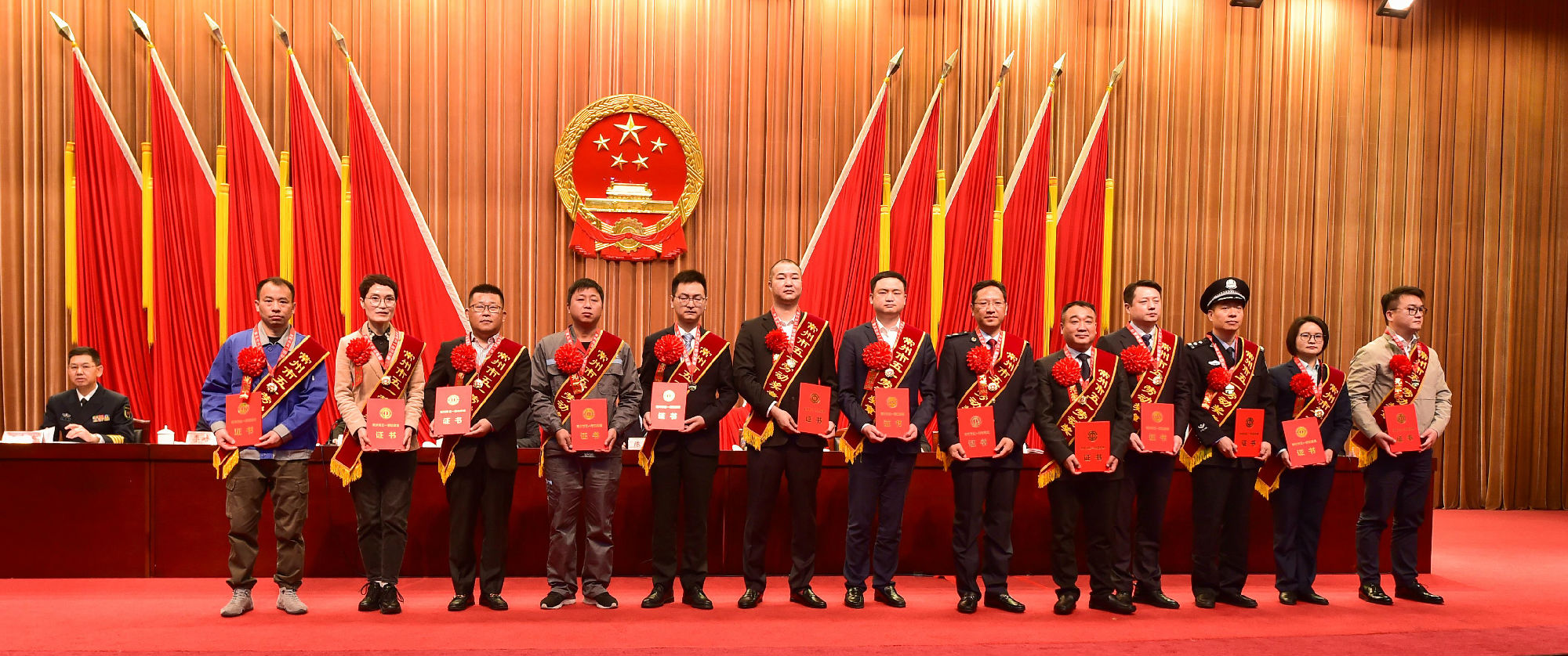 图为公司员工邹向荣(左一)上台领取奖章及证书_副本.jpg